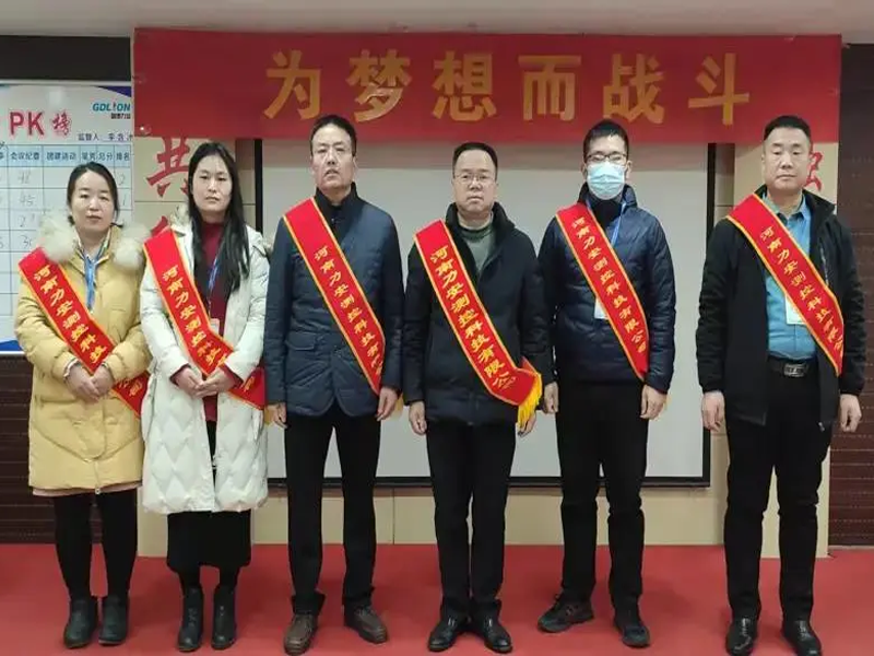 他們是一束光，為伊始照亮